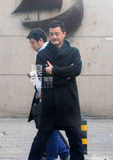 组图：李亚鹏吃饭遇疑老乡 被求合影显无奈