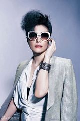 组图：何超仪另类造型登封面 摩登造型气质硬朗