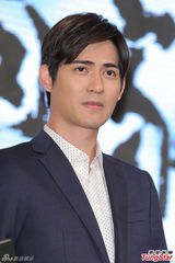 周渝民试片会中分造型文艺儒雅 张钧甯绿裙(图)