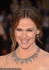 组图：詹妮弗-加纳紫色纱裙亮相华丽珠宝抢眼