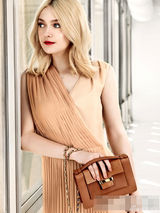 组图：达科塔-范宁写真曝光 白裙淡雅红唇似火