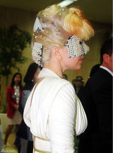 组图：LADY GAGA抵达韩国金浦机场 性感白裙优雅