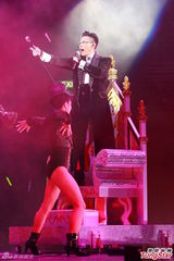 组图：张卫健鸡冠装表情搞怪 热吻巴两金