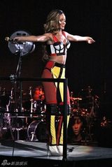 组图：蕾哈娜开唱百变造型 爆乳装横卧舞台自摸