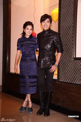 组图：贺军翔帅气亮相活动 Ella担心婚礼哭花妆