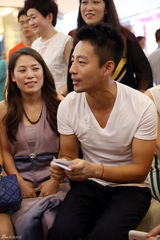 组图:李连杰汪小菲现身商场助力阿拉善慈善义卖