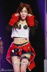 组图：韩团少女时代露小蛮腰 新曲打榜三连冠