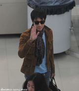 组图：王力宏携娇妻现身机场 低调出行不秀甜蜜