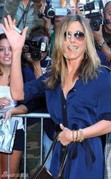 高清：詹妮弗-安妮斯顿职业装亮相 面对镜头耍太极