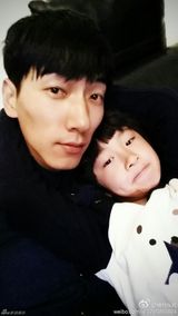 组图：张亮长脸自拍遭调侃马脸代言人