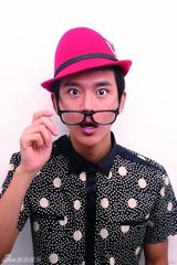 组图：黄明搞怪写真大连拍 童心未泯做鬼脸