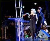 组图：GaGa伤后首次公开亮相 振臂支持同性恋