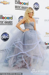 组图：凯利-安德伍德出席公告牌 纱裙飘逸似女神