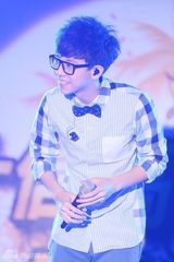 组图：胡夏浅蓝色衬衣清爽亮相台北校园