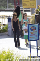 组图：贝嫂吊带装携三子玩耍 大儿子变空中飞人