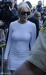 高清：林赛-罗韩抵达法庭 着白色连衣裙下车走光