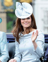 组图：英国皇家骑兵卫队阅兵王妃优雅