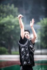 组图：陈晓【演员】写真书首曝光 雨中打篮球阳光酷帅