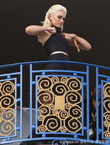 组图：格温-史蒂芬妮阳台秀肌肉 女王范儿十足