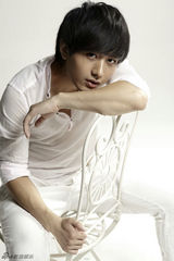 组图：成毅纯白写真青涩帅气