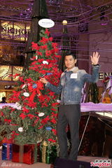 组图：郭富城享受秀肌肉 单身圣诞节与妈妈度过