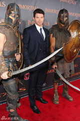 组图：《惊天战神》首映女星比美 米基洛克笑搂超模