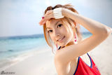 组图：叶熙祺阳光夏日写真 海边尽显俏皮