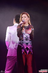 组图：雷颂德个唱献歌儿子 郑秀文助阵掀高潮