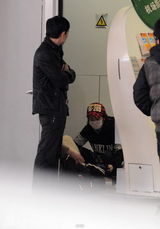 幻灯图：谢娜潮人着装现身机场 翻箱倒柜似“倒妹”