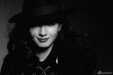 组图：万茜黑白中性大片曝光 干练帅气尽显魅力