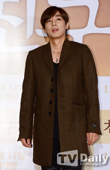 组图：众星助阵《朋友2》 李钟硕宽松毛衫随性