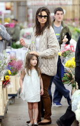 组图：小苏瑞与母亲凯蒂逛花市 调皮可爱不惧被拍