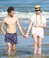 组图：安妮海瑟薇与老公海滩嬉戏耳鬓厮磨