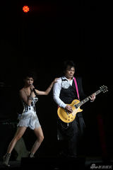 伍佰个唱工体变火星 孙燕姿蔡依林性感助阵(图)