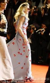 组图：《W.E》首映 麦当娜裙装娇嫩金发红唇美艳