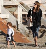 组图：阿尔芭一家海滩享天伦 女儿们赤脚踏浪