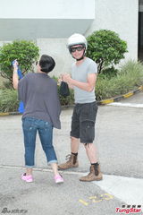 组图：应采儿剖腹诞男婴 谢天华等入院探望