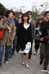 高清图：孙燕姿参观花博会 清丽亮相引媒体追拍