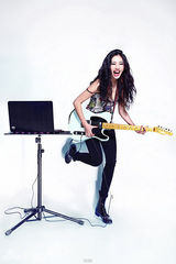 组图：施柳屹时尚写真尽显性感妖娆风情