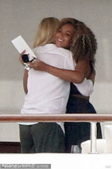 组图：碧昂斯挺大肚与老公庆生 游艇狂欢兴奋难抑