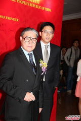 组图：霍震霆已为长孙取名 彭丹性感不忘爱国