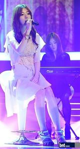 组图：韩歌手韩素雅出演《冠军秀》 展感性歌喉
