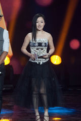 组图：杨钰莹黑色镂空纱裙隐约现美腿