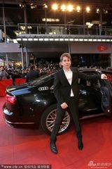 组图：《耶稣受难像》首映 安娜大秀美背显优雅