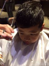 组图：石头理发大玩洗剪吹 龙抬头变身帅气萌男