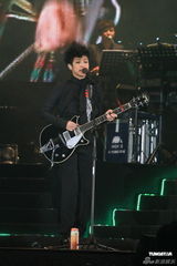 组图：何韵诗开唱剖白爱情观 落泪唱失恋情歌