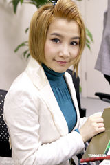 幻灯图：艾梦萌喜获专属借记卡 出新碟曲风遭抢 