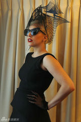 组图：Lady Gaga黑裙亮相哈佛 成立基金会