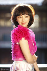 幻灯图：罗海琼蜜月旅行 拍片尽显灿烂甜蜜