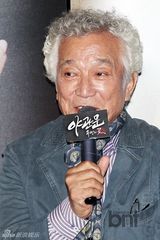 组图：韩星裴涩琪等出席新片《夜关门》试映会